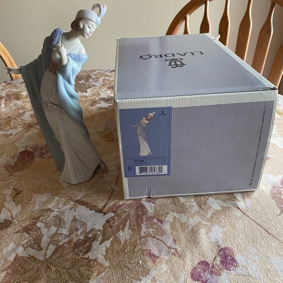 RETIRED 1998 ‘THE FLIRT LLADRO’ PORCELAIN FIGURINE- Item#01005789 - Picture 2 of 14